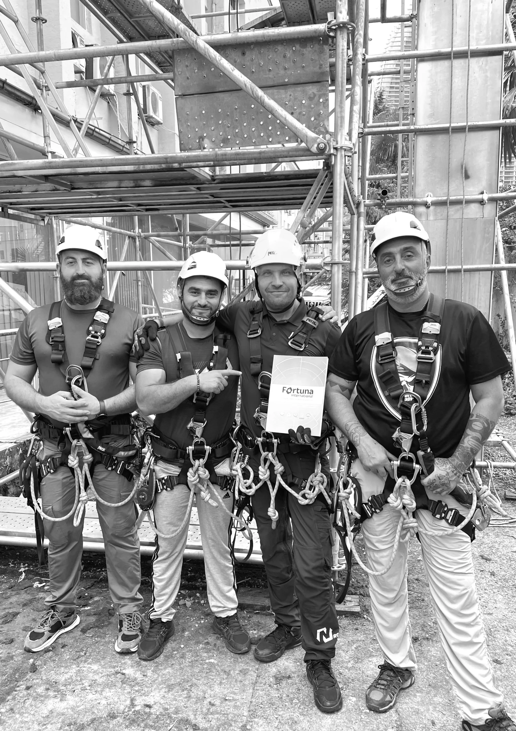Fortuna International-medarbejdere under sikkerhedstræning i arbejde i højden i Batumi, Georgien
